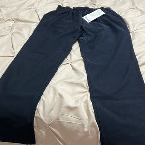 Lululemon men’s Utilitech pull-on classic fit pant